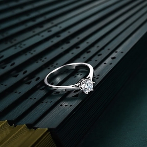 Classic S925 sterling silver solitaire ring with brilliant zircon in 6-prong setting