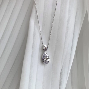 Détail du collier en argent S925 avec un grand pendentif en zircon goutte d'eau