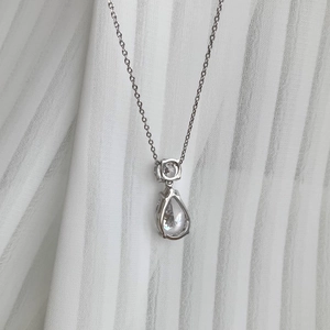 Vue détaillée d'un collier en argent S925 avec pendentif en zircone poire sur tissu