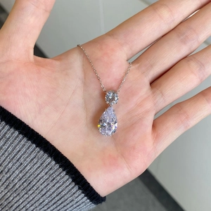 Collier élégant en argent S925 avec pendentif en zircone cubique taillé en poire