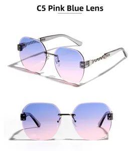 Dettaglio occhiali senza montatura con sfumatura rosa-blu e aste in metallo a catena