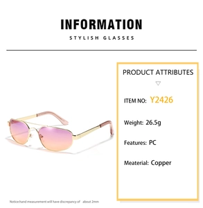 Détail de lunettes de soleil aviateur carrées à double pont avec monture dorée en cuivre