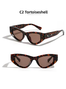 Dettaglio degli occhiali da sole cat-eye tartarugati con cuori argentati sulle stanghette