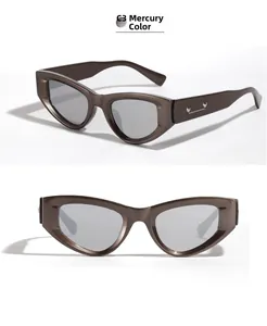 Dettaglio occhiali da sole cat eye con lenti specchiate argento e borchie a cuore