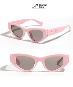Dettaglio degli occhiali da sole cat-eye rosa con rivetti metallici a cuore sulla stanghetta