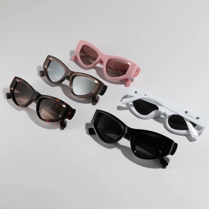 Collezione vintage di occhiali da sole cat-eye rettangolari con rivetti a cuore