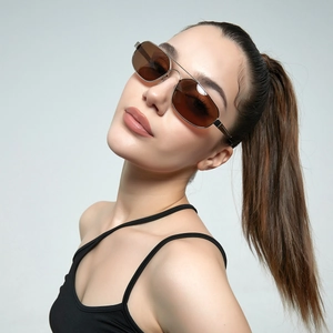 Lunettes de soleil aviateur carrées avec monture métal double pont et verres marron