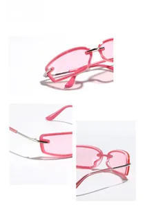 Nahaufnahme der rosa transparenten Y2K Sonnenbrille mit silbernen Metallscharnieren
