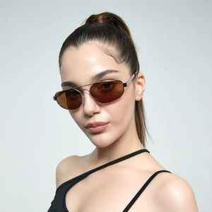 Lunettes de soleil Y2K carrées en métal avec double pont et verres ambre sur modèle