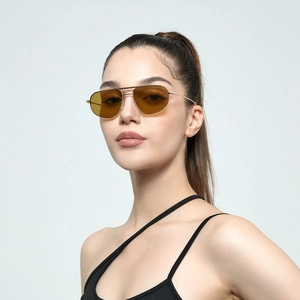 Lunettes de soleil aviateur en métal doré à double pont avec verres ambrés sur modèle