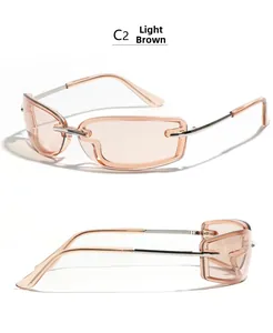 Detailansicht der hellbraunen, randlosen Rechteck-Sonnenbrille mit silbernen Metallbügeln