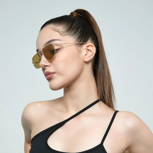 Lunettes de soleil pilote en métal à double pont avec verres jaunes sur un mannequin