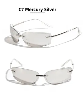 Detailansicht der silbernen Y2K-Sonnenbrille mit halbrandlosem Rahmen und Metallbügeln