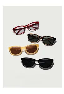 Gros plan de lunettes de soleil œil de chat rétro en rouge, écaillé, jaune et noir