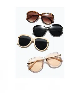Plusieurs lunettes de soleil oversize élégantes avec charnières en métal colorées