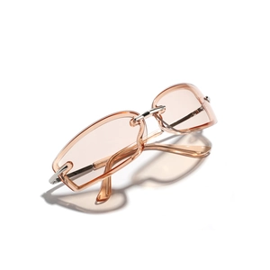 Randlose Y2K-Sonnenbrille in Pink mit gewellten Gläsern und silbernem Steg auf Weiß