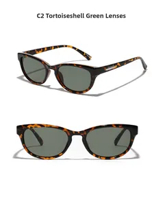 Vue détaillée de lunettes de soleil œil de chat rétro avec monture écaille et verres verts