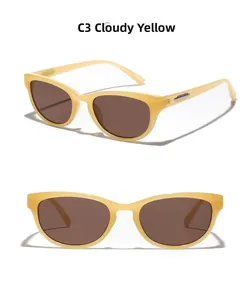 Détail de lunettes œil de chat jaunes avec charnières en métal et verres UV