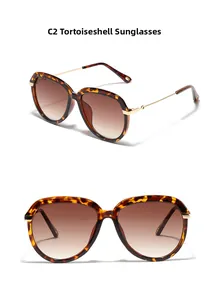 Lunettes de soleil écaille avec verres dégradés thé et branches dorées en vue détaillée