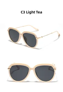 Détails des lunettes de soleil oversize beige avec verres gris et branches en métal doré