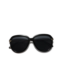 Lunettes de soleil oversize noires classiques avec détails en métal doré élégants sur fond blanc