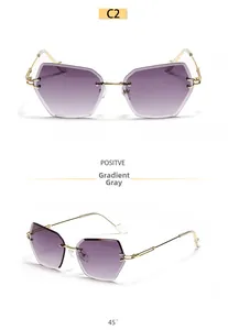 Détail de lunettes de soleil géométriques sans monture avec verres dégradés violets et métal