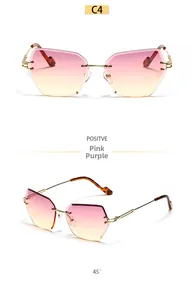 Vue détaillée de lunettes de soleil géométriques sans monture avec verres dégradés violets
