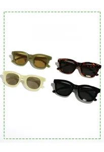 Détail de quatre lunettes de soleil carrées rétro en olive, léopard, crème et noir