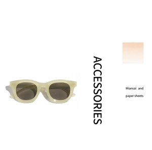 Détail de lunettes de soleil vintage carrées crème montrant la taille 48-25-142 et le marquage CE