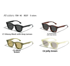 Détails de lunettes de soleil carrées rétro en noir, écaille et vert gelée tendance