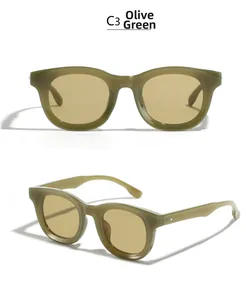 Détail des lunettes de soleil rectangulaires vert olive avec verres thé translucides