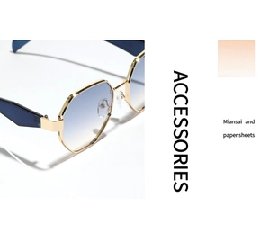 Détail de lunettes de soleil polygonales dorées avec verres bleus dégradés chic
