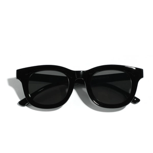Lunettes de soleil rétro carrées noires avec finition jelly et certification CE 46mm