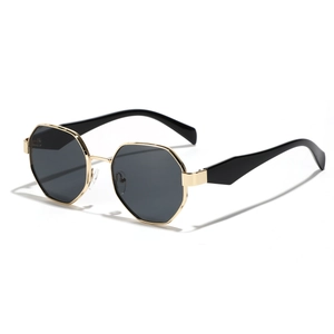 Lunettes de soleil octogonales en métal doré avec verres gris foncé sur fond blanc