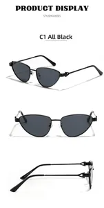 Détail de lunettes de soleil œil de chat noires avec monture métal et gravures de série
