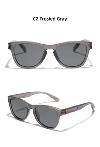 Occhiali da sole polarizzati TR90 grigio opaco con lenti grigie scure e dettagli arancio