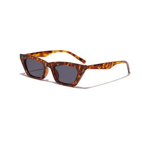 Lunettes de soleil carrées rétro avec verres foncés et monture orange style gelée