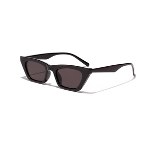 Lunettes de soleil carrées noires tendance avec verres gris foncé de style moderne