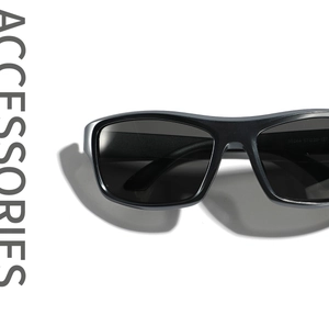 Detailansicht der Y2K futuristischen Sportsonnenbrille mit mattschwarzem Rahmen und Aufdruck