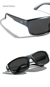 Detail der Y2K eckigen Sonnenbrille mit Sternnieten und gravierten Bügelspezifikationen