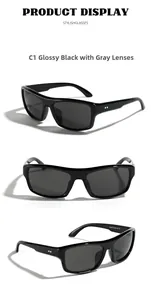 Nahaufnahme der schwarzen Y2K-Sonnenbrille mit technischen Daten und CE-Zeichen am Bügel