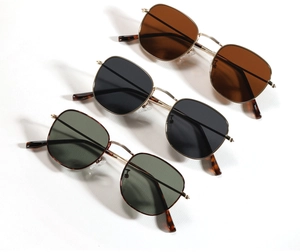 Détail de lunettes de soleil vintage carrées avec monture en métal doré en trois couleurs