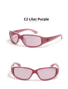 Detailansicht der fliederfarbenen Rechteck-Sonnenbrille mit futuristischem Y2K-Design