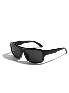 Moderne Y2K Sonnenbrille für Damen in Schwarz mit silbernen Stern-Nieten an der Seite