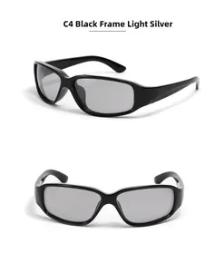 Vertikale Ansicht der Y2K-Sonnenbrille mit schwarzem Rahmen und hellsilbernen Reflexgläsern