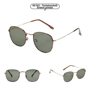 Vue en trois plans de lunettes de soleil vintage avec monture écaille et verres vert foncé
