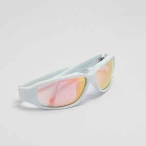 Y2K rechteckige Sonnenbrille mit weißem Rahmen und leuchtend orangefarbenen Gläsern