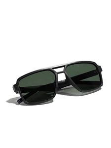 Lunettes de soleil polarisées TR90 noir mat avec double pont, vue latérale à 45 degrés