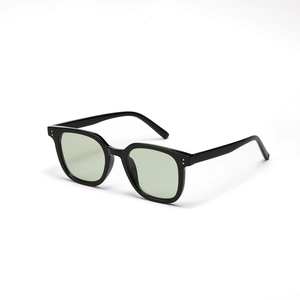 Lunettes de Soleil Carrées Rétro pour Femmes Hommes Mode Décoration Rivets Monture PC Verres AC Protection UV400 Hip Hop Street