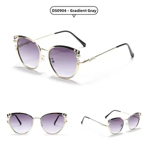 Détails des lunettes de soleil œil-de-chat en métal avec perles et verres dégradés